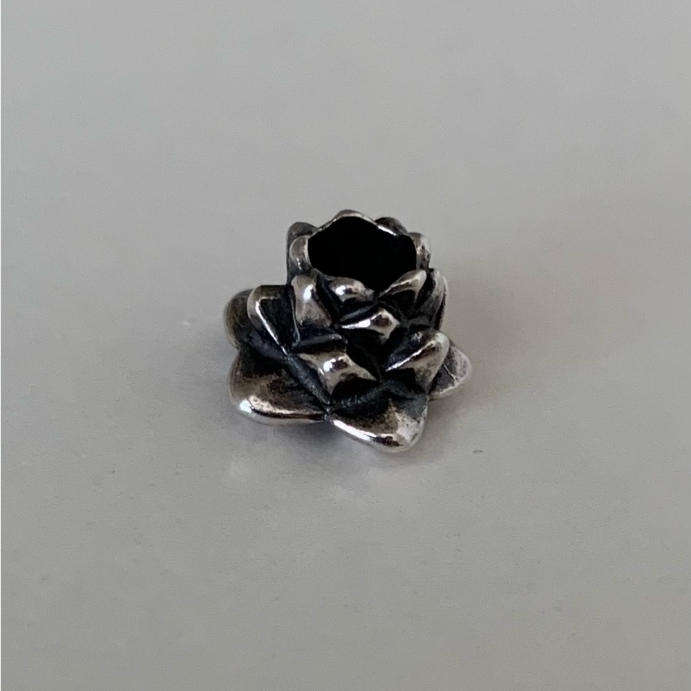 Authentic Trollbeads Lotus bead
